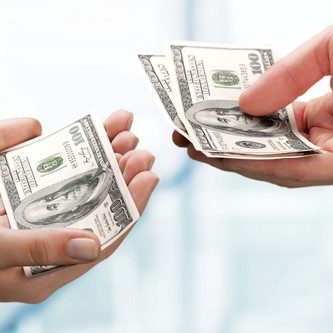 Pensión alimenticia en República Dominicana La pensión alimenticia en República Dominicana, también llamada manutención, está regulada por el código para la protección de niños, niñas y adolescentes o Ley 136-03, que tiene por objetivo garantizar la protección de los menores de edad, estableciendo las obligaciones del padre, madre o persona responsable para satisfacer sus necesidades básicas. Estas obligaciones perduran más allá de los 18 años, en el caso de los hijos con necesidades especiales y el incumplimiento de esta obligación podría dar lugar a una demanda para exigir el cumplimiento de la misma. ¿Qué es la pensión alimenticia? La pensión alimenticia es el monto que el padre o madre que no posee la custodia de sus hijos, tiene la obligación de pagar para su manutención. La obligación de dicha pensión se establece, en la sentencia de divorcio que se dicta luego de la tramitación del proceso de divorcio correspondiente, donde se fija la persona que tiene la obligación de cumplir con la misma, el monto, las bases para su actualización, el periodo y la forma de pago. ¿En qué consiste la pensión alimenticia en República Dominicana? La Ley 136-03 define como alimento, los cuidados, servicios y productos, encaminados a la satisfacción de las necesidades básicas del niño, niña o adolescente, indispensables para su sustento y desarrollo. Cuando hablamos de pensión alimenticia en Republica Dominicana, nos referimos a: • Alimentación. • Habitación. • Vestido. • Asistencia. • Atención médica. • Medicinas. • Recreación. • Formación integral. • Educación académica. ¿Quiénes deben pagar pensión alimenticia en República Dominicana? El niño, niña o adolescente tiene el derecho a recibir alimentos de su padre o madre. En ausencia de estos, deben cumplir con esta obligación los hermanos mayores de edad, los abuelos, los parientes colaterales hasta el 3er grado u otros responsables del niño o adolescente. Para los niños, niñas y adolescentes con necesidades especiales, físicas o mentales, la pensión alimenticia del padre y la madre, se mantendrá hasta tanto la persona beneficiaria sea capaz de sostenerse económicamente por sí misma, aun esta sea mayor de edad. Si el que tiene la obligación de la pensión alimenticia es un adolescente, sus padres son responsables de dicha obligación, por lo que estos podrían ser demandados. El padre o madre que tiene la custodia de los hijos, no tiene obligación de pagar pensión alimenticia, pero si está en la obligación de velar por el bien de los mismos. El padre o madre que no tiene la custodia, está obligado a pagar manutención, cuando no viven con ellos o por aquellos hijos que están reconocidos en sus actas de nacimiento como suyos Demanda por pensión alimenticia en República Dominicana. La demanda por manutención ocurre cuando el padre o madre incumple con la obligación alimentaria respecto a un niño, niña o adolescente. Aunque en la mayoría de los casos la custodia de los hijos la tiene la madre, esto no impide que el padre o persona responsable pueda demandar si este tiene la custodia del menor o los menores. La persona condenada por el incumplimiento del pago de la pensión alimenticia, se enfrenta al pago del monto adeudado con fecha establecida y la forma como se deberá pagar, así como una condena de 2 años de prisión, que quedará sin efecto si se cumple con el pago impuesto. Es decir, la persona sentenciada se mantendrá en libertad mientras cumpla con el pago de la pensión alimenticia que le fue impuesta. ¿Quién puede presentar una demanda por manutención en República Dominicana? De acuerdo a lo que establece la ley, tienen derecho a presentar una demanda por manutención, la madre, el padre o persona responsable que tenga la custodia del niño, niña o adolescente. También tienen el derecho a demandar, las mujeres embarazadas y las madres adolescentes y emancipadas civilmente. Derechos de la mujer embarazada y su hijo. La mujer embarazada puede reclamar alimentos para el hijo o hija que está por nacer, ya sea del padre biológico o del que haya reconocido la paternidad. En caso del hijo o hija extramatrimonial, deberá proporcionársele a la madre los gastos del embarazo, parto y post parto hasta el tercer mes luego de dar a luz. ¿Cuáles son los requisitos para presentar una demanda por pensión alimenticia en República Dominicana? Los requisitos que establece la ley para presentar una demanda por manutención en Republica Dominicana son: • Acta de nacimiento del menor. • Cédula de Identidad y electoral (padre, madre o tutor). Los requisitos son mínimos, para facilitar el ejercicio de este derecho. ¿Dónde se debe someter una demanda por pensión alimenticia en República Dominicana? Este procedimiento comienza con una conciliación entre ambas partes, ante la fiscalía del Juzgado de Paz del municipio donde resida el niño, niña o adolescente. Si la persona encargada de suplir la pensión alimenticia, no compadece a la cita de conciliación o durante la conciliación no se logra llegar a un acuerdo o se incumple con la conciliación, la parte interesada tiene el derecho de apoderar al Juzgado de paz competente para el conocimiento y decisión sobre el asunto. La sentencia emitida por el juez del Juzgado de paz, es válida luego de 10 días de su notificación y esta puede ser apelada por cualquiera de las partes que entienda que ha sido perjudicado por la misma. ¿Cómo se calcula la pensión alimenticia en República Dominicana? Para establecer la pensión alimenticia en Republica Dominicana, se toman en cuenta los siguientes factores: • La solvencia económica del padre y todas sus obligaciones. • La solvencia económica de la madre o de la persona que posea la custodia. • Las necesidades de comida, educación, salud y recreación con niveles de dignidad del menor de que se trate. La parte demandante debe presentar documentos que soporten su petición como son: certificación de ingresos de ambos padres y detalles de los gastos del menor (facturas, recibos, etc.). Si no fuese posible establecer con certeza los montos de la parte demandada, el juez tiene la prerrogativa de estimarlos, tomando en cuenta su posición económica y social. En cualquier caso se presumirá que por lo menos devenga el salario mínimo oficial. La pensión alimenticia puede aumentarse o reducirse judicialmente, en función de las necesidades del beneficiario (niño, niña o adolescente). ¿Cuándo termina la pensión alimenticia en República Dominicana? La obligación del pago de la pensión alimenticia en República Dominicana cesa: • Cuando los hijos cumplan la mayoría de edad, a menos de que estos tengan necesidades especiales que no les permitan suplir sus propias necesidades. • Cuando el obligado al pago de la manutención fallece. • Cuando los recursos del que está obligado al pago de la manutención, se reducen hasta el punto en que si cumple con dicha obligación, podrían en peligro su propia subsistencia y la de su familia. • Cuando la parte que recibe la pensión alimenticia, ejerce una profesión u oficio y su situación económica mejora, al punto de que no necesita la pensión para subsistir. • Cuando el alimentista comete alguna de las faltas que dan lugar a la desheredación. • Cuando la necesidad del hijo se debe a la falta de aplicación en el trabajo o a una mala conducta Este perderá el derecho de percibir la manutención mientras se mantenga este comportamiento.