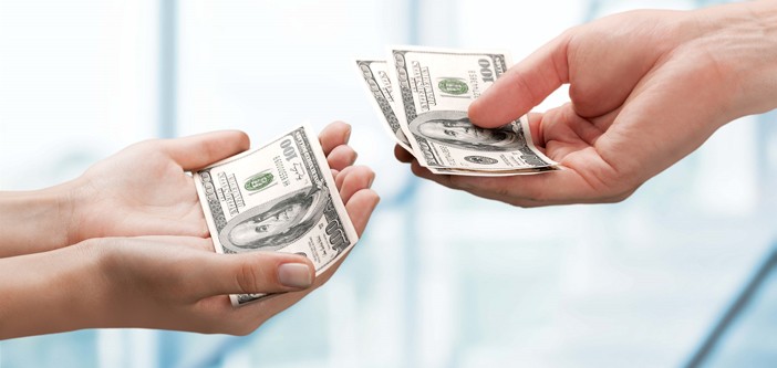 Pensión alimenticia en República Dominicana La pensión alimenticia en República Dominicana, también llamada manutención, está regulada por el código para la protección de niños, niñas y adolescentes o Ley 136-03, que tiene por objetivo garantizar la protección de los menores de edad, estableciendo las obligaciones del padre, madre o persona responsable para satisfacer sus necesidades básicas. Estas obligaciones perduran más allá de los 18 años, en el caso de los hijos con necesidades especiales y el incumplimiento de esta obligación podría dar lugar a una demanda para exigir el cumplimiento de la misma. ¿Qué es la pensión alimenticia? La pensión alimenticia es el monto que el padre o madre que no posee la custodia de sus hijos, tiene la obligación de pagar para su manutención. La obligación de dicha pensión se establece, en la sentencia de divorcio que se dicta luego de la tramitación del proceso de divorcio correspondiente, donde se fija la persona que tiene la obligación de cumplir con la misma, el monto, las bases para su actualización, el periodo y la forma de pago. ¿En qué consiste la pensión alimenticia en República Dominicana? La Ley 136-03 define como alimento, los cuidados, servicios y productos, encaminados a la satisfacción de las necesidades básicas del niño, niña o adolescente, indispensables para su sustento y desarrollo. Cuando hablamos de pensión alimenticia en Republica Dominicana, nos referimos a: • Alimentación. • Habitación. • Vestido. • Asistencia. • Atención médica. • Medicinas. • Recreación. • Formación integral. • Educación académica. ¿Quiénes deben pagar pensión alimenticia en República Dominicana? El niño, niña o adolescente tiene el derecho a recibir alimentos de su padre o madre. En ausencia de estos, deben cumplir con esta obligación los hermanos mayores de edad, los abuelos, los parientes colaterales hasta el 3er grado u otros responsables del niño o adolescente. Para los niños, niñas y adolescentes con necesidades especiales, físicas o mentales, la pensión alimenticia del padre y la madre, se mantendrá hasta tanto la persona beneficiaria sea capaz de sostenerse económicamente por sí misma, aun esta sea mayor de edad. Si el que tiene la obligación de la pensión alimenticia es un adolescente, sus padres son responsables de dicha obligación, por lo que estos podrían ser demandados. El padre o madre que tiene la custodia de los hijos, no tiene obligación de pagar pensión alimenticia, pero si está en la obligación de velar por el bien de los mismos. El padre o madre que no tiene la custodia, está obligado a pagar manutención, cuando no viven con ellos o por aquellos hijos que están reconocidos en sus actas de nacimiento como suyos Demanda por pensión alimenticia en República Dominicana. La demanda por manutención ocurre cuando el padre o madre incumple con la obligación alimentaria respecto a un niño, niña o adolescente. Aunque en la mayoría de los casos la custodia de los hijos la tiene la madre, esto no impide que el padre o persona responsable pueda demandar si este tiene la custodia del menor o los menores. La persona condenada por el incumplimiento del pago de la pensión alimenticia, se enfrenta al pago del monto adeudado con fecha establecida y la forma como se deberá pagar, así como una condena de 2 años de prisión, que quedará sin efecto si se cumple con el pago impuesto. Es decir, la persona sentenciada se mantendrá en libertad mientras cumpla con el pago de la pensión alimenticia que le fue impuesta. ¿Quién puede presentar una demanda por manutención en República Dominicana? De acuerdo a lo que establece la ley, tienen derecho a presentar una demanda por manutención, la madre, el padre o persona responsable que tenga la custodia del niño, niña o adolescente. También tienen el derecho a demandar, las mujeres embarazadas y las madres adolescentes y emancipadas civilmente. Derechos de la mujer embarazada y su hijo. La mujer embarazada puede reclamar alimentos para el hijo o hija que está por nacer, ya sea del padre biológico o del que haya reconocido la paternidad. En caso del hijo o hija extramatrimonial, deberá proporcionársele a la madre los gastos del embarazo, parto y post parto hasta el tercer mes luego de dar a luz. ¿Cuáles son los requisitos para presentar una demanda por pensión alimenticia en República Dominicana? Los requisitos que establece la ley para presentar una demanda por manutención en Republica Dominicana son: • Acta de nacimiento del menor. • Cédula de Identidad y electoral (padre, madre o tutor). Los requisitos son mínimos, para facilitar el ejercicio de este derecho. ¿Dónde se debe someter una demanda por pensión alimenticia en República Dominicana? Este procedimiento comienza con una conciliación entre ambas partes, ante la fiscalía del Juzgado de Paz del municipio donde resida el niño, niña o adolescente. Si la persona encargada de suplir la pensión alimenticia, no compadece a la cita de conciliación o durante la conciliación no se logra llegar a un acuerdo o se incumple con la conciliación, la parte interesada tiene el derecho de apoderar al Juzgado de paz competente para el conocimiento y decisión sobre el asunto. La sentencia emitida por el juez del Juzgado de paz, es válida luego de 10 días de su notificación y esta puede ser apelada por cualquiera de las partes que entienda que ha sido perjudicado por la misma. ¿Cómo se calcula la pensión alimenticia en República Dominicana? Para establecer la pensión alimenticia en Republica Dominicana, se toman en cuenta los siguientes factores: • La solvencia económica del padre y todas sus obligaciones. • La solvencia económica de la madre o de la persona que posea la custodia. • Las necesidades de comida, educación, salud y recreación con niveles de dignidad del menor de que se trate. La parte demandante debe presentar documentos que soporten su petición como son: certificación de ingresos de ambos padres y detalles de los gastos del menor (facturas, recibos, etc.). Si no fuese posible establecer con certeza los montos de la parte demandada, el juez tiene la prerrogativa de estimarlos, tomando en cuenta su posición económica y social. En cualquier caso se presumirá que por lo menos devenga el salario mínimo oficial. La pensión alimenticia puede aumentarse o reducirse judicialmente, en función de las necesidades del beneficiario (niño, niña o adolescente). ¿Cuándo termina la pensión alimenticia en República Dominicana? La obligación del pago de la pensión alimenticia en República Dominicana cesa: • Cuando los hijos cumplan la mayoría de edad, a menos de que estos tengan necesidades especiales que no les permitan suplir sus propias necesidades. • Cuando el obligado al pago de la manutención fallece. • Cuando los recursos del que está obligado al pago de la manutención, se reducen hasta el punto en que si cumple con dicha obligación, podrían en peligro su propia subsistencia y la de su familia. • Cuando la parte que recibe la pensión alimenticia, ejerce una profesión u oficio y su situación económica mejora, al punto de que no necesita la pensión para subsistir. • Cuando el alimentista comete alguna de las faltas que dan lugar a la desheredación. • Cuando la necesidad del hijo se debe a la falta de aplicación en el trabajo o a una mala conducta Este perderá el derecho de percibir la manutención mientras se mantenga este comportamiento.